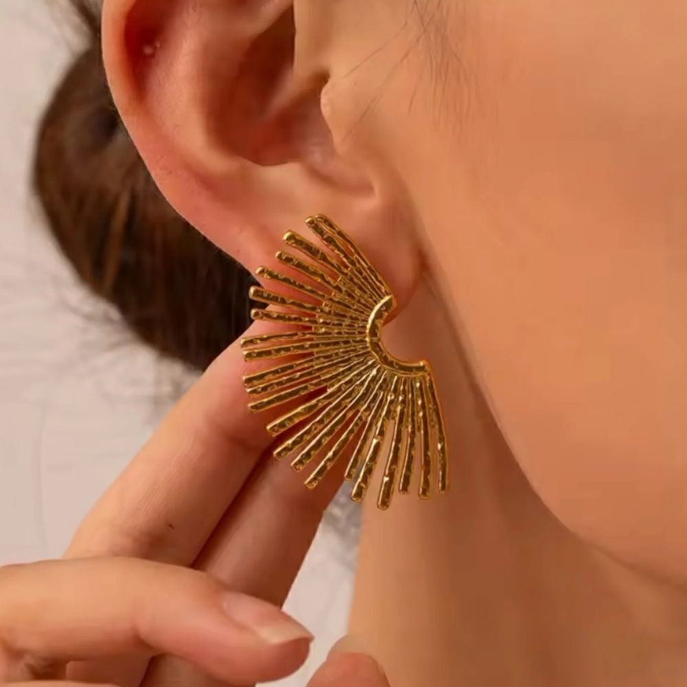 Statement gold stud earring N136